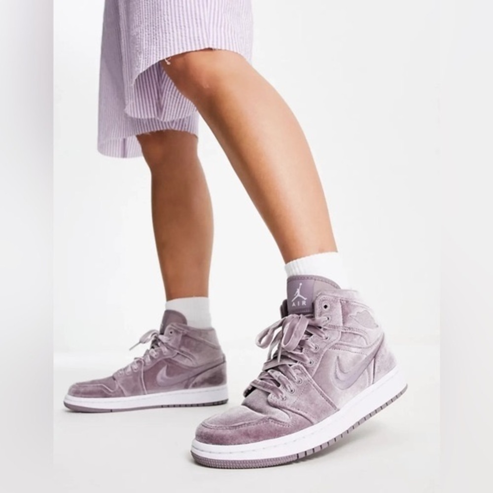 NEW Air Jordan 1 Mid SE velvet trainers (purple smoke) Women’s Sz 5